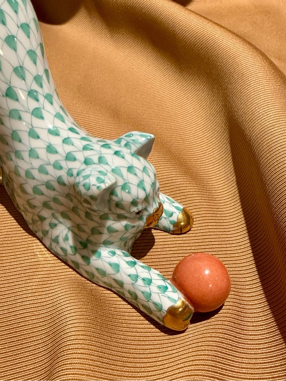 Herend Fishnet Cat with Ball Figurine in Teal & White with Gold Accents - Picture 7 of 7